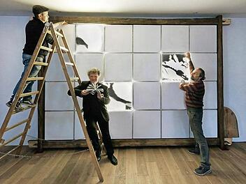 Thomas Bismarck, Martin Neubauer und Wolfgang Müller (v. l.) beispielen den neuen Raum in der Kunigundenruhstraße.  Foto: Uwe Gaasch