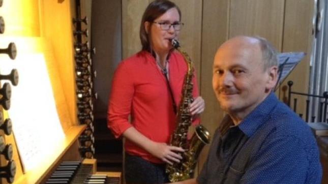 Sabine Holzinger  und  Kantor Dieter Blum spielen am 28. Juli  beim Konzert für Saxophon und Orgel Werke von Johann Sebastian Bach, Erik Satie, Jean Bouvard und Gabriel Urbain Fauré. Foto: Bianca Volkert