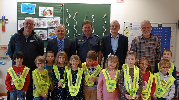 Bei der Übergabe der Schulterüberwürfe: 1. Vorsitzender der Verkehrswacht Hammelburg Karl-Heinz Franz (von links), Lothar Zachmann, Hubert Koch (Verkehrserzieher Polizeiinspektion Hammelburg), Schulleiter Andreas Hagedorn sowie der Leiter der Förderschulenaußenstelle Joachim Wehner.  Foto: Niklas Krämer, AOK