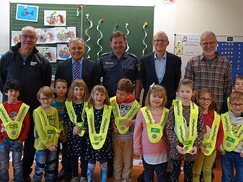 Bei der &Uuml;bergabe der Schulter&uuml;berw&uuml;rfe: 1. Vorsitzender der Verkehrswacht Hammelburg Karl-Heinz Franz (von links), Lothar Zachmann, Hubert Koch (Verkehrserzieher Polizeiinspektion Hammelburg), Schulleiter Andreas Hagedorn sowie der Leiter der F&ouml;rderschulenau&szlig;enstelle Joachim Wehner.  Foto: Niklas Kr&auml;mer, AOK