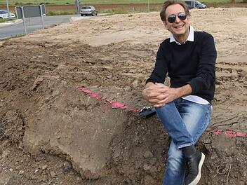 Harald Winter auf dem Fundament des Kersbacher Kreisverkehres, das ab nächster Woche von seinem Kunstwerk gekrönt wird. Foto: Barbara Herbst