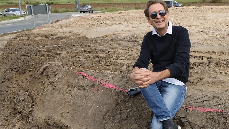 Harald Winter auf dem Fundament des Kersbacher Kreisverkehres, das ab nächster Woche von seinem Kunstwerk gekrönt wird. Foto: Barbara Herbst