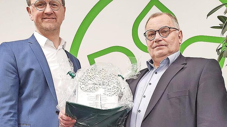 Der Coburger AOK-Direktor Christian Grebner (links) verabschiedet Heiner Kunzelmann in den Ruhestand.