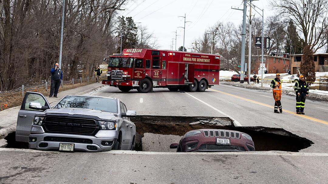 Stra&szlig;e in Nebraska bricht ein und verschluckt zwei Autos