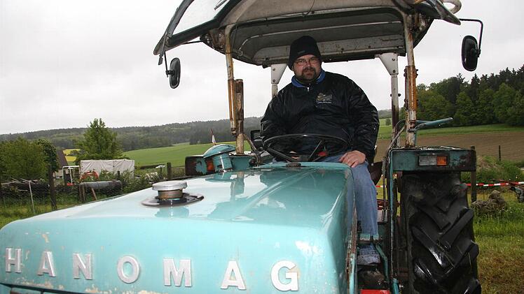 Gerd Kretter ist froh, dass er bei seinem Hanomag wenigstens ein Dach über den Kopf hat.