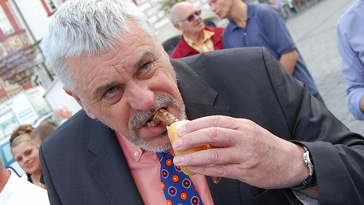 Demonstratives Bratwurstessen am 4. Juni.