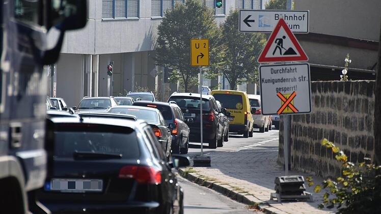 Am Montag ist es zu Staus aufgrund der Baustelle am Pfisterberg rund um das Atrium gekommen. Foto: Ronald Rinklef