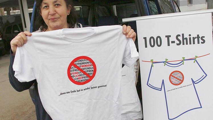 Lydia Eickels wird am Samstag mit diesem Plakat (rechts) gegen Fremdenfeindlichkeit in der Fußgängerzone auftreten und 100 T-Shirts verschenken. Foto: Josef Hofbauer