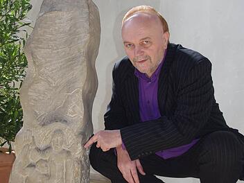 Bernd Graf erläutert in der Christuskirche Kronach die Begegnung des zunächst ungläubigen Thomas mit dem auferstandenen Christus, die Heinrich Schreiber auf dem Osterleuchter (1988) dargestellt hat.  Foto: Heike Schülein