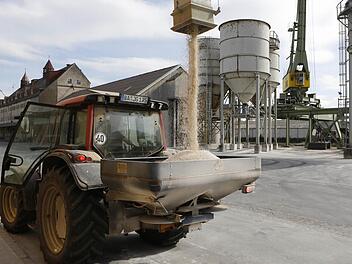 Ein Landwirt nimmt am Baywa-Standort im Bamberger Hafen eine Ladung Dünger in Empfang. Foto: Matthias Hoch