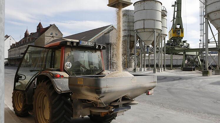 Ein Landwirt nimmt am Baywa-Standort im Bamberger Hafen eine Ladung Dünger in Empfang. Foto: Matthias Hoch