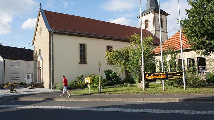 Die Erneuerung des Dorfplatzes Seubrigshausen bereitet den Anwohnern Kopfzerbrechen, da ihre Beiträge mit 250 000 Euro veranschlagt sind. Der Bürgermeister machte in der Bürgerversammlung jedoch deutlich, dass die Zahlen bislang rein theoretisch sind und nochmals überarbeitet werden. Foto: Björn Hein