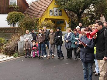 Morgen wird das Urteil aus Karlsruhe erwartet. Thomas Paulwitz (rechts mit Megafon) war einer der Initiatoren der Mahnwachen in Ailsbach vor dem Haus des Gurus.  Foto: Sebastian Martin