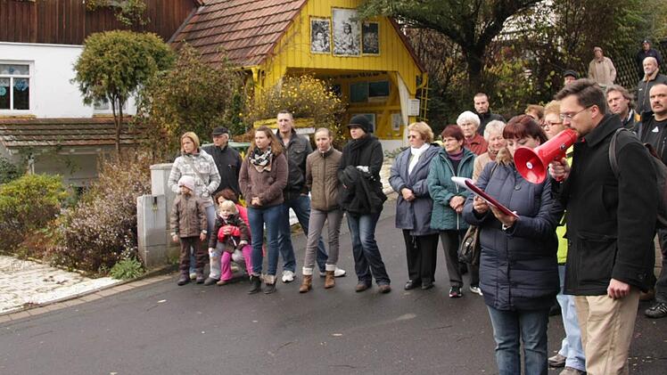 Morgen wird das Urteil aus Karlsruhe erwartet. Thomas Paulwitz (rechts mit Megafon) war einer der Initiatoren der Mahnwachen in Ailsbach vor dem Haus des Gurus.  Foto: Sebastian Martin