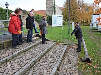 Platzwart Hans Elflein (rechts) trägt den Mitgliedern der TWG Ebern mit ihrer Vorsitzenden Christina Seebach-Künzel (zweite von rechts) seine Vorstellungen für die Anlage eines schmalen Weges zur Walk-Strasser-Anlage hin vor. Foto: Helmut Will