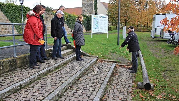 Platzwart Hans Elflein (rechts) trägt den Mitgliedern der TWG Ebern mit ihrer Vorsitzenden Christina Seebach-Künzel (zweite von rechts) seine Vorstellungen für die Anlage eines schmalen Weges zur Walk-Strasser-Anlage hin vor. Foto: Helmut Will