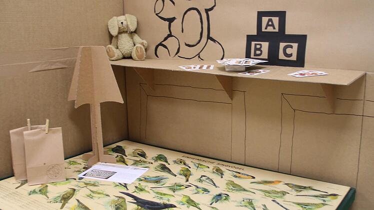 Eine Infotafel über Vögel haben die Studenten eingerahmt und mit Füßen aus Birkenholz versehen. Jetzt ist es ein Tisch für das Spielzimmer.