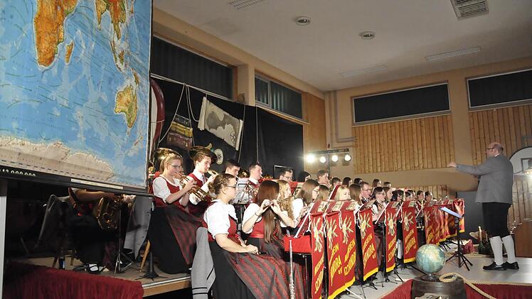 Die Musikkapelle Schondra beim Konzert "Eine Reise um die Welt".Foto: Peter Klopf