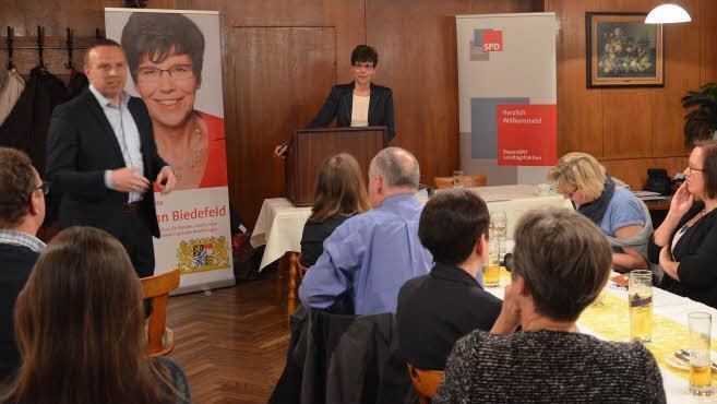 Die Bayerische Landtagsabgeordnete Susann Biedefeld (SPD) stellte sich am Donnerstagabend beim "Runden Tisch Integration" den Fragen und Forderungen Haupt- und Ehrenamtlicher wie dem Gesch&auml;ftsf&uuml;hrer des Jobcenters Coburg Land, Friedrich Thomas (links). Foto: Sandra Hackenberg