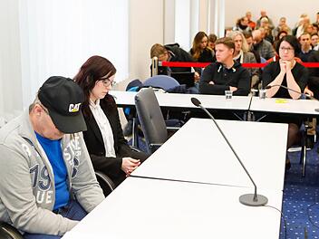 Warten auf die Urteilsverkündung: Roland E. (links) und die Mutter der getöteten Janina (rechts).  Foto: Matthias Hoch