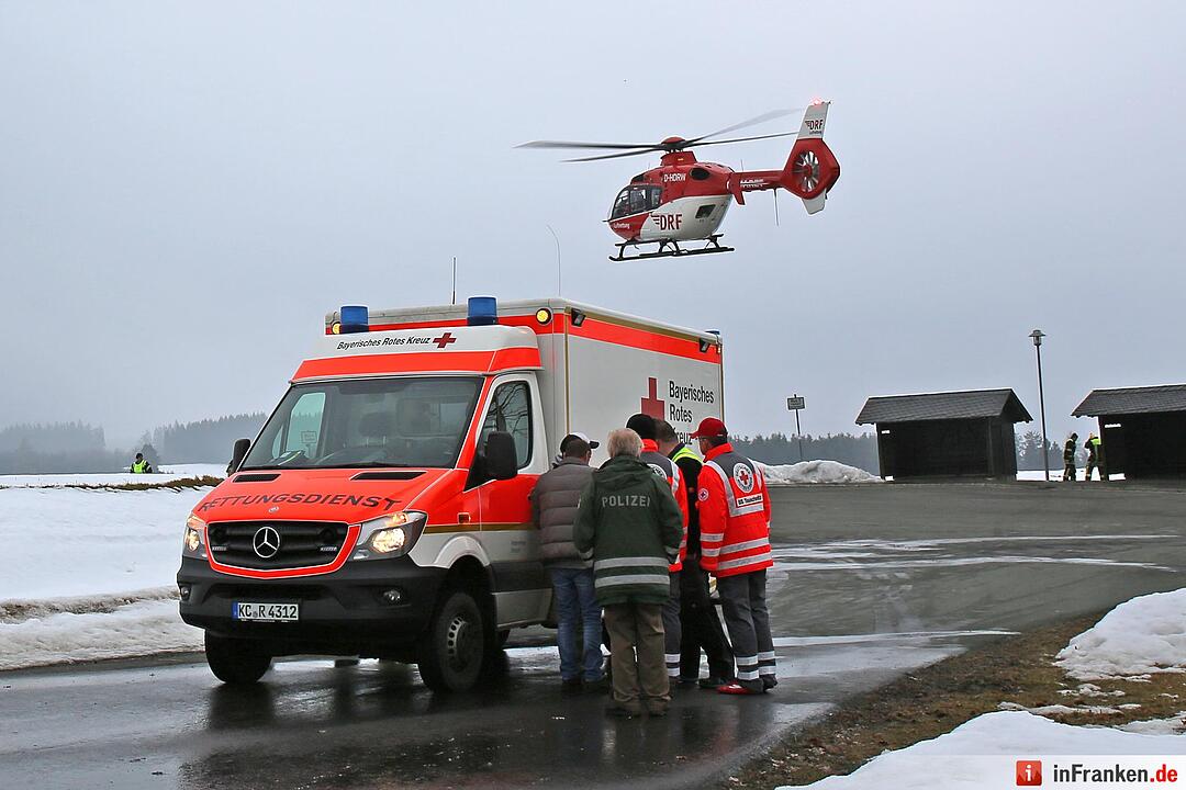 Tragischer Zwischenfall bei Faschingsumzug - Narre stürzt von Umzugswagen und erleidet schwere Kopfverletzungen