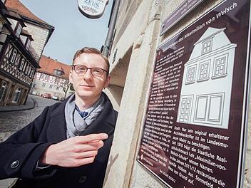 Der Text stimmt nicht ganz, meint der Kronacher Historiker Christian Porzelt. Er hat im Stadtarchiv zwei Quellen gefunden, die seiner Meinung nach beweisen, dass der berühmte Baumeister Maximilian von Welsch nicht in der Strauer Straße auf die Welt kam. Foto: Marian Hamacher