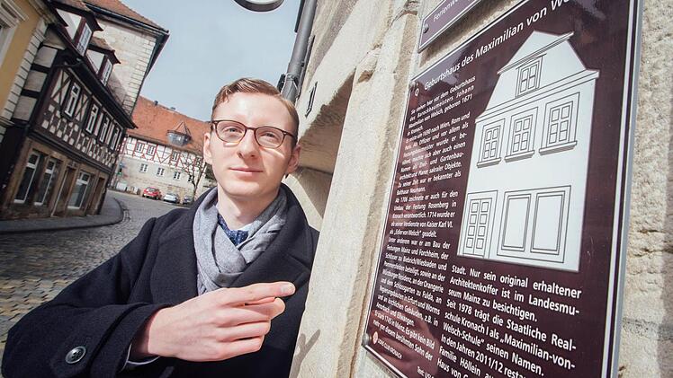 Der Text stimmt nicht ganz, meint der Kronacher Historiker Christian Porzelt. Er hat im Stadtarchiv zwei Quellen gefunden, die seiner Meinung nach beweisen, dass der berühmte Baumeister Maximilian von Welsch nicht in der Strauer Straße auf die Welt kam. Foto: Marian Hamacher
