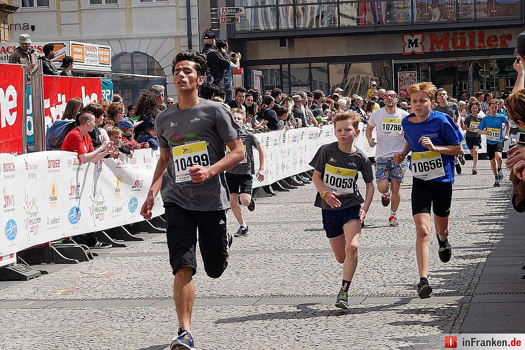 Weltkulturerbelauf 2017 in Bamberg: Der Zieleinlauf am Maxplatz