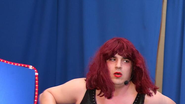 Als leidende Schwangere belustigte Maximilian Neeb das Publikum, auch Präsident Jens-Peter Scholz (links). Foto: Bettina Knauth