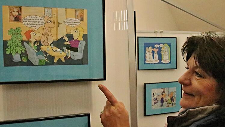Äußerst amüsant fand Ingrid Dietz diese Karikatur, nicht nur wegen des nackten Mannes. Fotos: Helmut Will