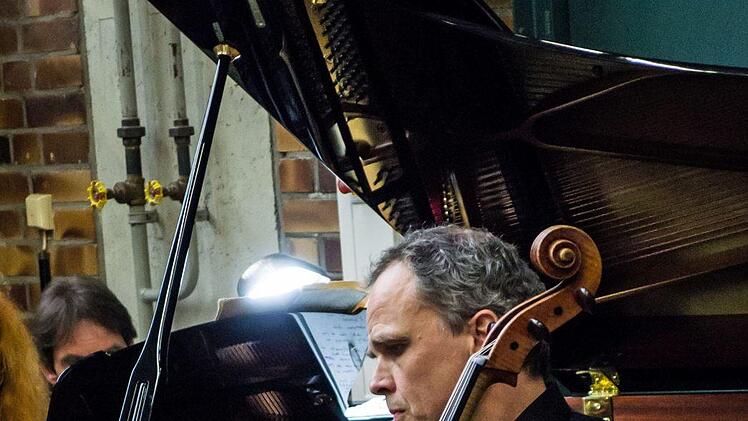 Viel Beifall gab es für ein Konzert im Strömungslabor der Hochschule Coburg (von links: Jeany Park-Blumenroth. Foto: Jochen Berger