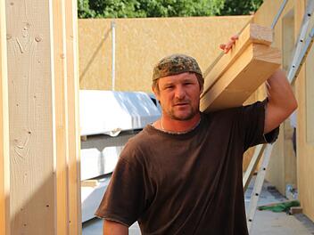 Seit Montag stellen Bauarbeiter das neue Berghaus Rhön auf. Es entsteht in Holzbauweise. Foto: Ulrike Müller