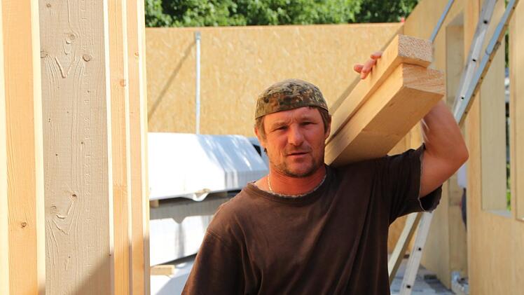 Seit Montag stellen Bauarbeiter das neue Berghaus Rhön auf. Es entsteht in Holzbauweise. Foto: Ulrike Müller