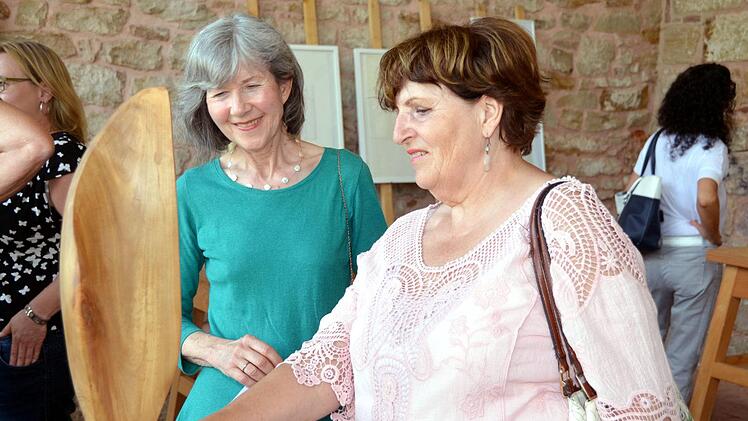 Seit Jahren mit dabei in der "Kunst-Werk-Statt": Helena Scharf mit ihren Holzarbeiten, hier im Gespräch mit VHS-Leiterin Gisela Schriek. Peter Rauch