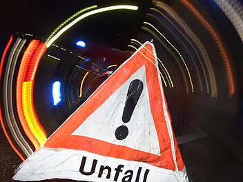 Bei dem Unfall auf der A9 wurden drei Menschen leicht verletzt. Es entstand ein hoher Sachschaden und der Fahrer versuchte, seine Schuld zu leugnen. Symbolfoto: Patrick Seeger/dpa