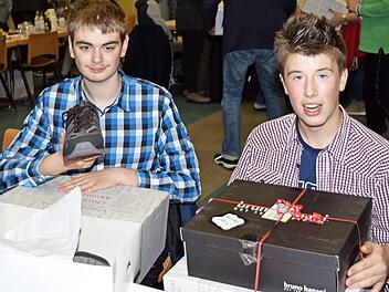 Gro&szlig; war die Freude, als alle M&auml;dchen und Jungen der Regens-Wagner-Einrichtung die Geschenkkartons auspackten. Foto: Dieter Radziej