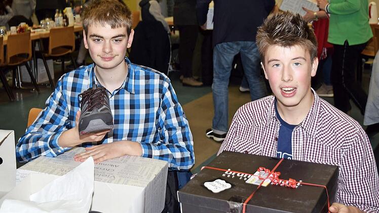 Gro&szlig; war die Freude, als alle M&auml;dchen und Jungen der Regens-Wagner-Einrichtung die Geschenkkartons auspackten. Foto: Dieter Radziej