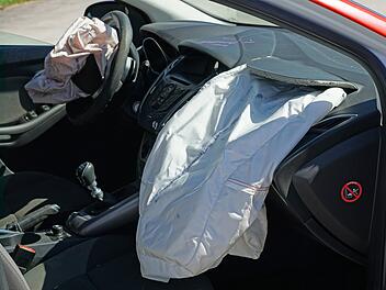 Auf einer Kreisstraße bei Bad Kissingen landete ein 28-Jähriger mit seinem Kleintransporter in einem Graben und wurde dabei schwer verletzt. Symbolfoto: Pixel-mixer/Pixabay.com