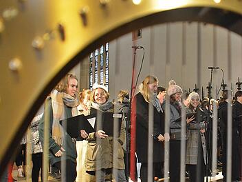 Die Finger waren klamm, Sängerinnen trugen Mäntel und Schal über dem Abendkleid. Trotzdem war das Konzert der Berufsfachschule für Musik in Bad Königshofen in der Stadtpfarrkirche ein voller Erfolg.