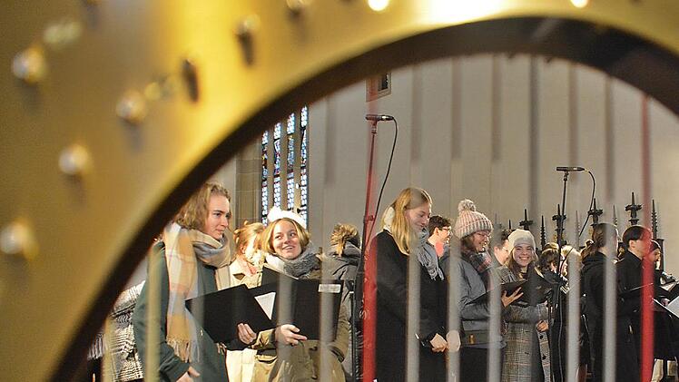 Die Finger waren klamm, Sängerinnen trugen Mäntel und Schal über dem Abendkleid. Trotzdem war das Konzert der Berufsfachschule für Musik in Bad Königshofen in der Stadtpfarrkirche ein voller Erfolg.