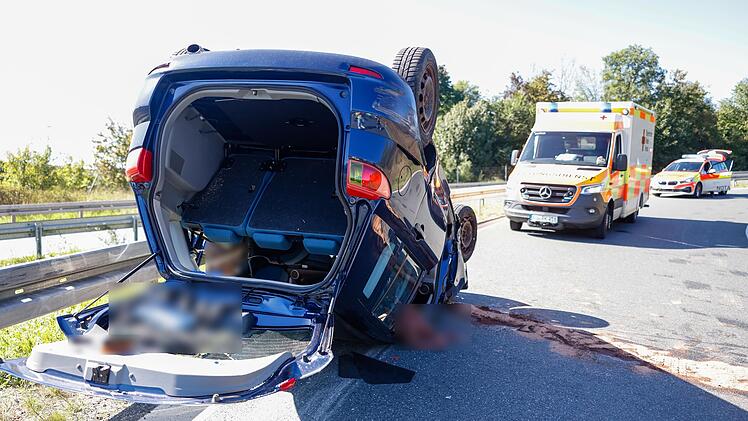 Auto überschlägt sich auf B8-Ausfahrt im Kreis Fürth