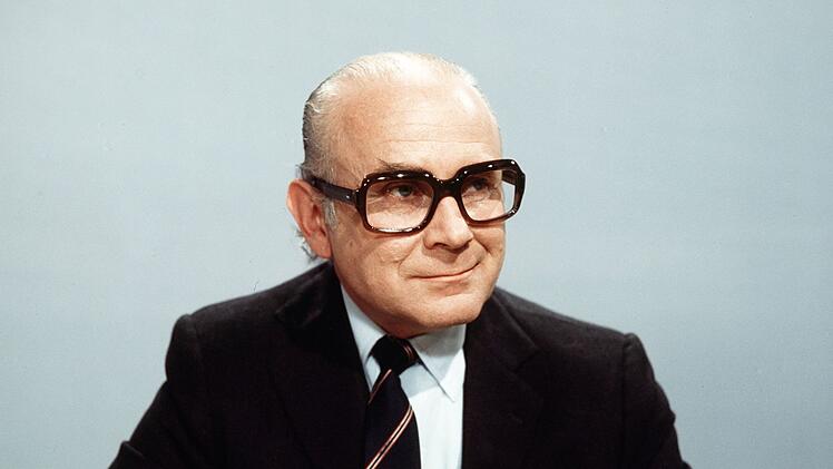 Perfekte Maskerade, pedantische Inszenierung: Loriot 1971 als Robert Lembke.