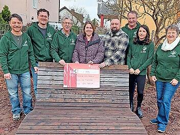 Bei der Spenden&uuml;bergabe (von links): Wolfgang Wohlleber, Dominic Griesbach, Peter Deusel, Ramona Weiss, Richard Dreband, Erwin G&ouml;rtler, Lena Schuster und Brigitte Lotter.