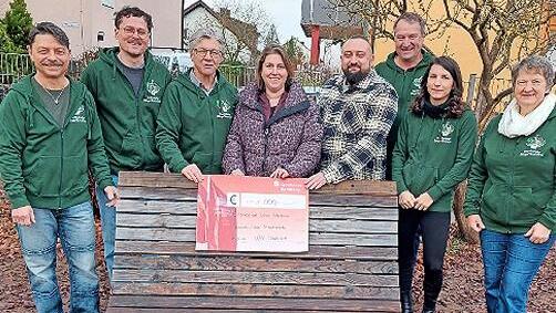 Bei der Spenden&uuml;bergabe (von links): Wolfgang Wohlleber, Dominic Griesbach, Peter Deusel, Ramona Weiss, Richard Dreband, Erwin G&ouml;rtler, Lena Schuster und Brigitte Lotter.