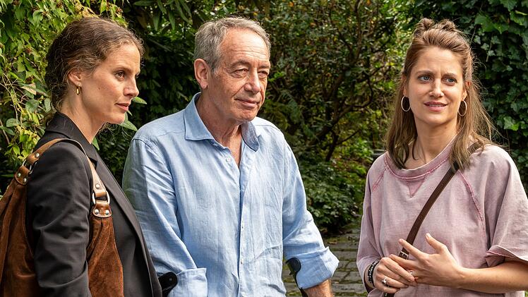 Wolfgang (Robert Hunger-B&uuml;hler) stellt seinen T&ouml;chtern Jana (Picco von Groote, links) und Verena (Bettina Burchard) die neue Freundin vor. K&ouml;nnen sie ihr vertrauen?