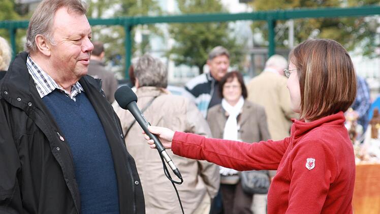 Wilhelm Hertrich aus Helmbrechts im Gespräch mit Regina Leibgeber-Davis.