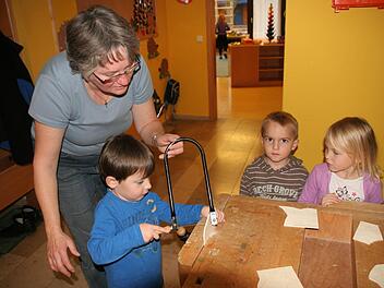 Der vierjährige Luca sägt  mit Eifer, die Erzieherin Gabi Hutzler hilft ihm dabei.Foto: fra-press
