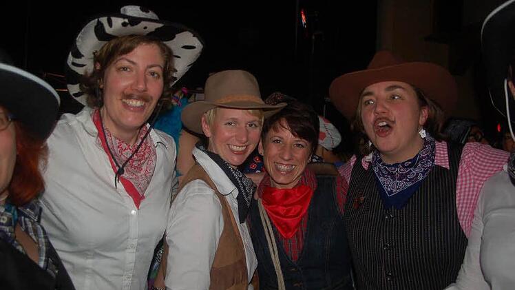 24 Ob solo, zu zweit oder als Gruppe: Wenn Frauen unter sich sind, feiern sie ausgelassen.