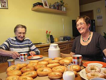 Krapfen backen sie am liebsten gemeinsam: Anni Peschka (links) und ihre Tochter Irmgard Kreutzer.   Fotos: Vanessa Schneider