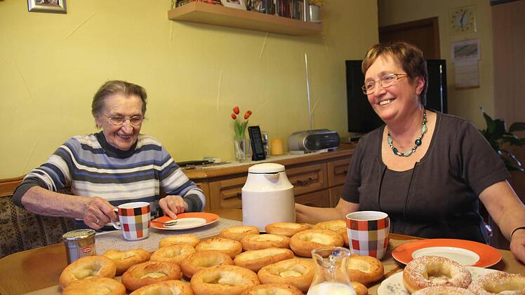Krapfen backen sie am liebsten gemeinsam: Anni Peschka (links) und ihre Tochter Irmgard Kreutzer.   Fotos: Vanessa Schneider